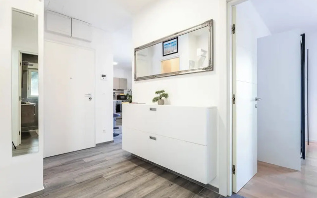 Luxury Modern Penthouse w Jacuzzi & Huge Terrace