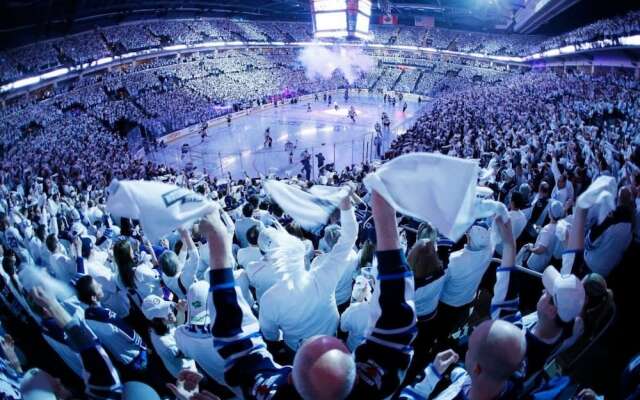 Comfy DT Loft w Parking Rooftop Patio BBQ Gym