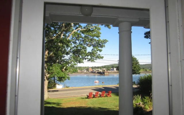 Grand Oak Manor Bed & Breakfast