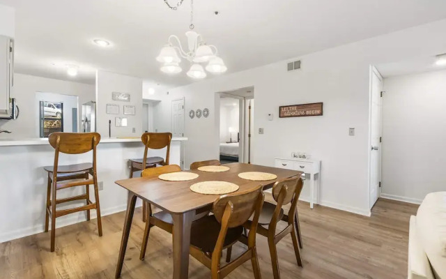 Royal Ridge Modern Condo for 4