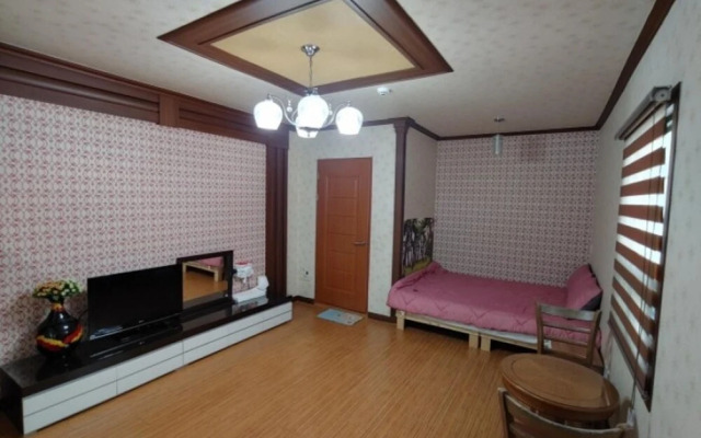 Donggang Village Caravan Pension