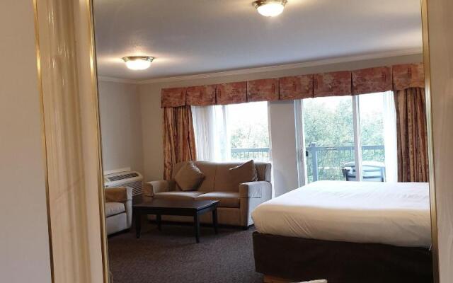 Riverland Inn & Suites