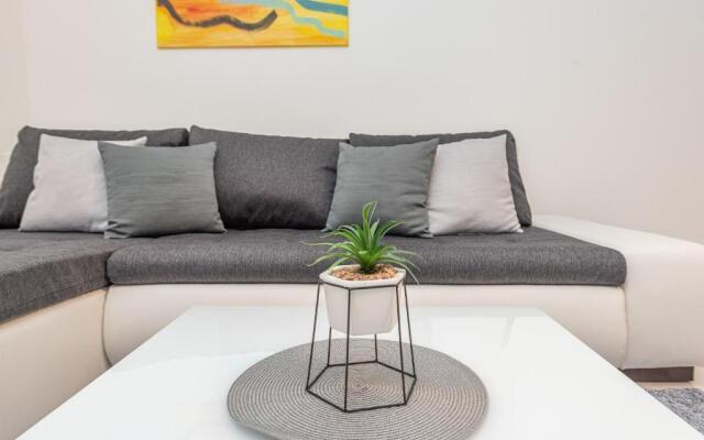 Star 6 modern & centrally ap for 6