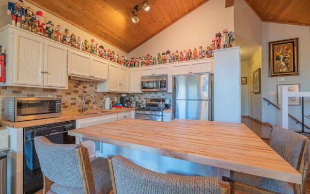 Lakefront Viking Oasis