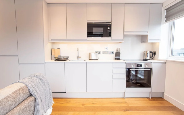 Deluxe & Chic 1 & 2 Bed Apts near Heathrow, Legoland, & Windsor Slough