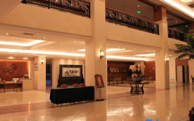 Qujing Longju Hotel (Zhanyi Passenger Terminal Branch)