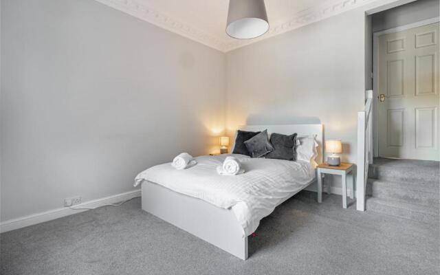 Modern 2 Bedroom Apartment with Free Parking!