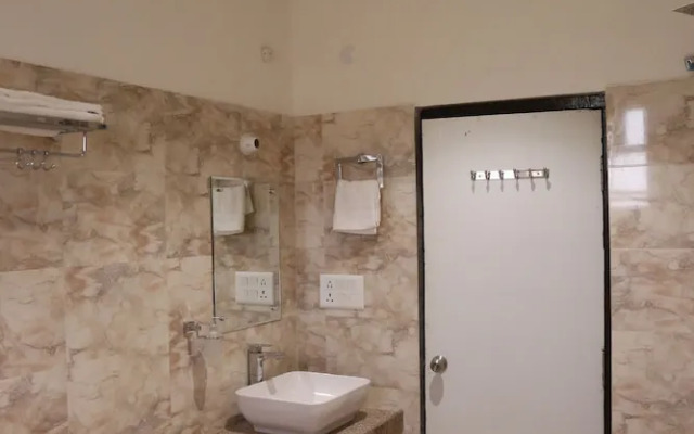 Hotel Dhanraj Palace