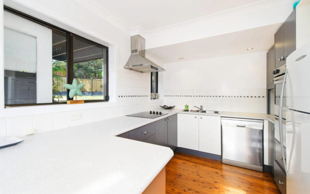 BONNY BEACH HOUSE - Holiday Accomodation with Pool