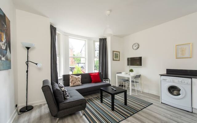 Modern Sleeps 5 - 1BR Home in Manchester