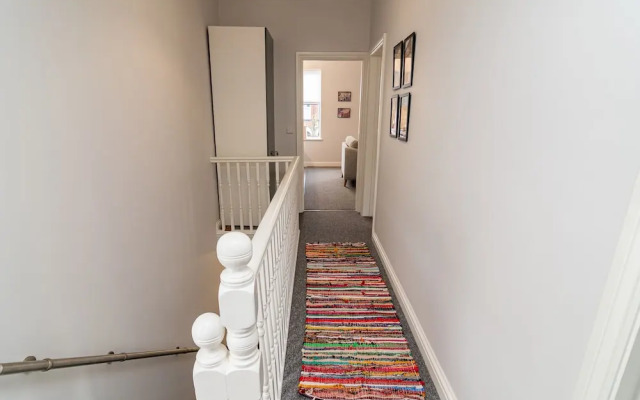 Little Boat: A Modern Beachside Flat