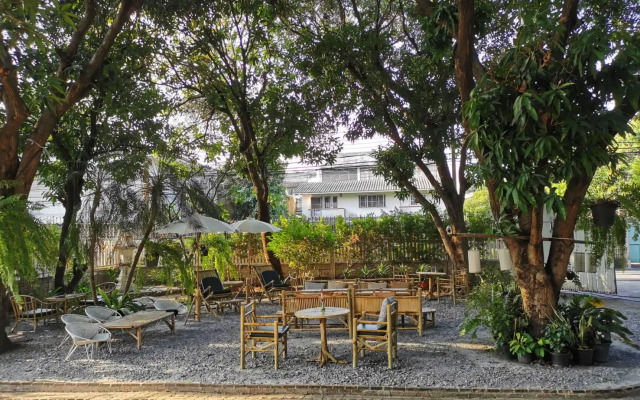 24 Samsen Heritage House