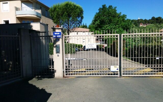 Apartment With 2 Bedrooms in Villeneuve-lès-avignon, With Pool Access,