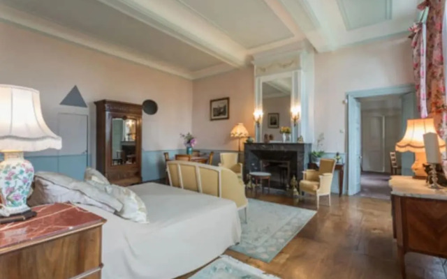 Le Château D'Estrac