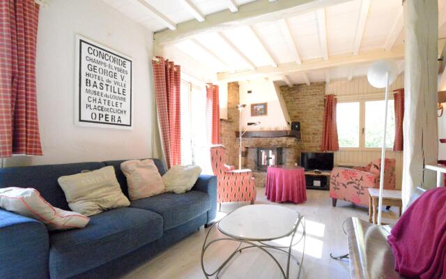 Luxury Pet Friendly Chalet in Bièvre near Forest