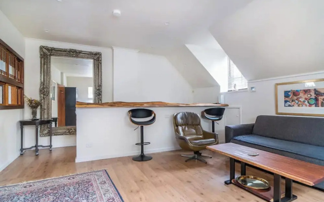 Cozy Apartment w/ Terrace Close to City Center