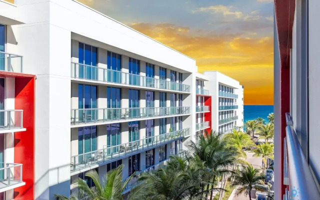 Hollywood Beach Modern Studio Rooftop Pool