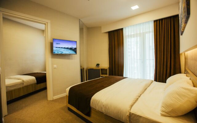 Hotel West