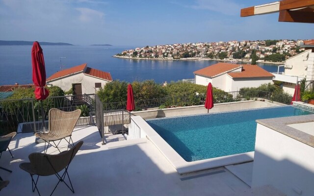 Heated Infinity Pool, Family Apartment With Panoramic sea View 3
