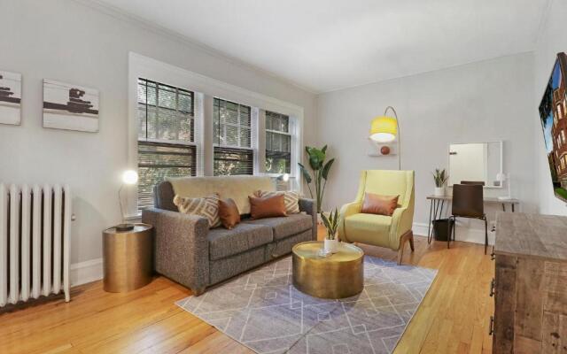 Simple and Roomy 1BR Apt in Evanston