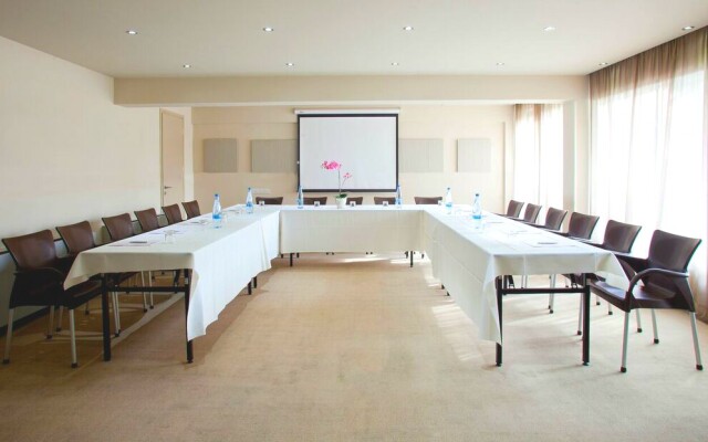 Almond Business Hotel