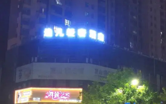 Yifan Light Luxury Hotel