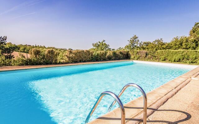 Modern Holiday Home in Salignac-Eyvigues with Swimming Pool