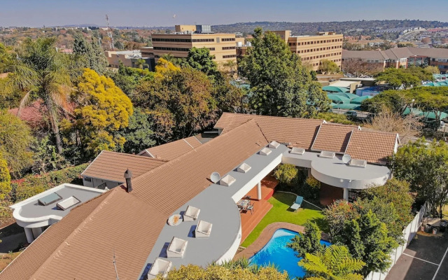 Woodmead Guest Lodge