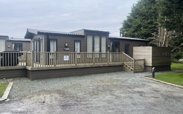 Cosy 3-bed hot tub Lodge in Pr3