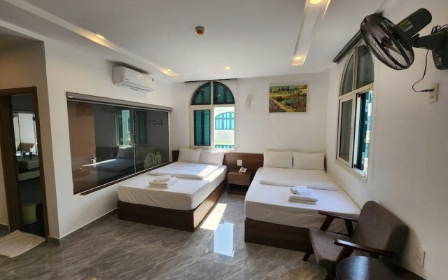 10 Bedroom Apartment 300m From The Sea