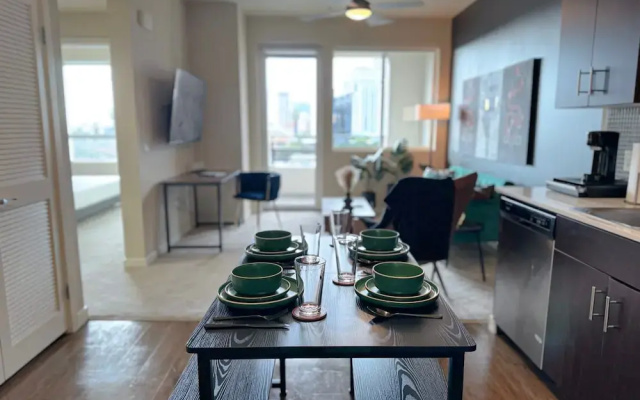 Beautiful 1 BR in LA Gym Pool 10mins to Cedar