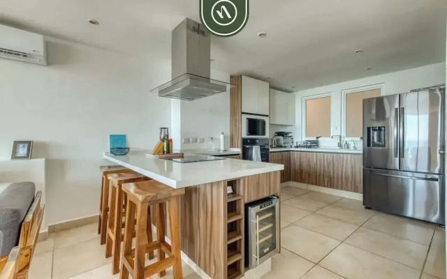 Amazing 3 BR Penthouse With Beachclub