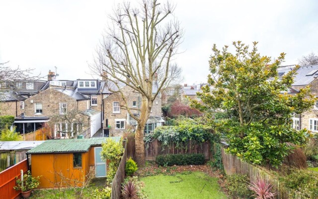 Spacious 3 Bedroom Home in North London W/terrace