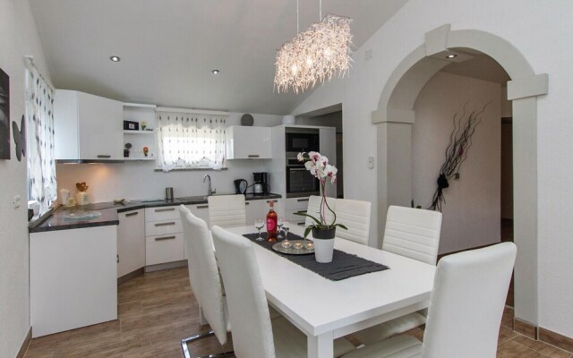 Amazing Home in Nedescina With Wifi and 5 Bedrooms