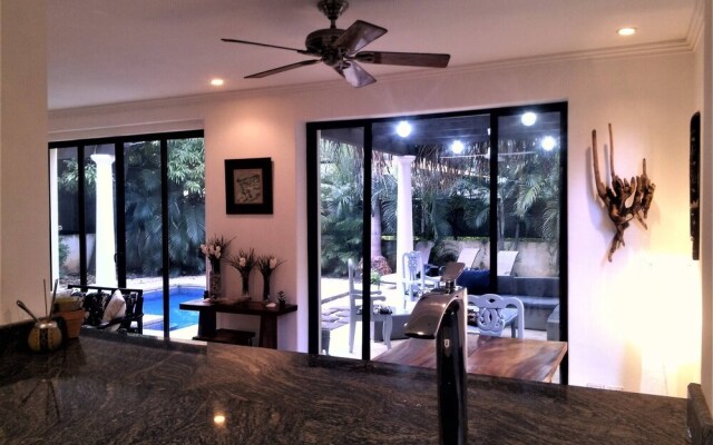 "typical Villa , Swimming Pool, 300 Meters to Langosta and Tamarindo Beaches"