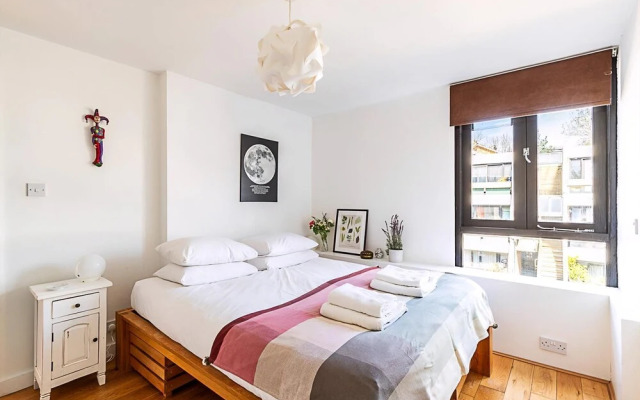 Bright Flat For 2 in Dartmouth Park