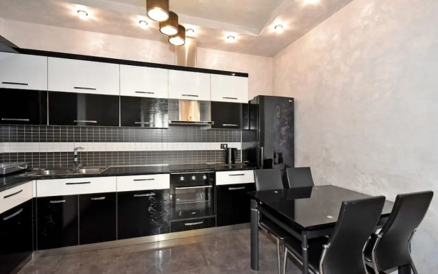 North Ave. apartment by Luxe Group HH777