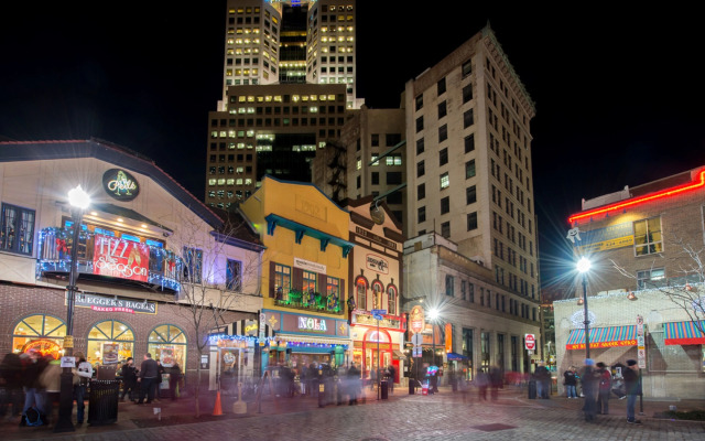 Lyric Chic 1BR Gym Downtown