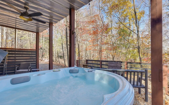 Blue Ridge Log Cabin w/ Hot Tub & Game Room!