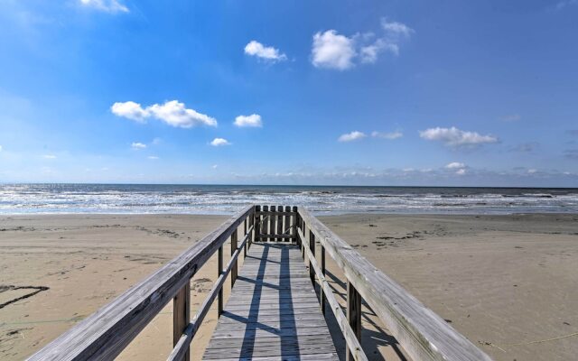 Beachfront Getaway w/ Deck & Views in Galveston