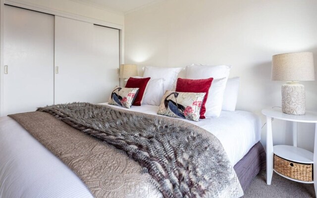 Beautiful Spacious Lake View City Townhouse