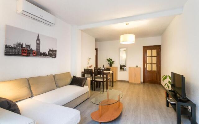 Lovely, new, bright 3 mins to beach apt 105 sq meters