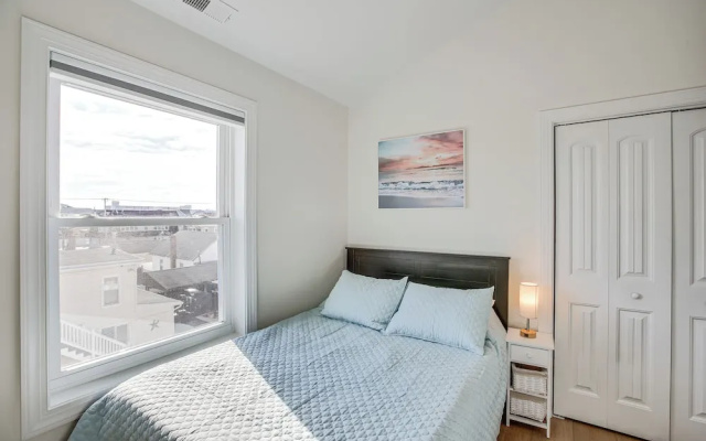 Spacious Wildwood Condo: Walk to Beach!