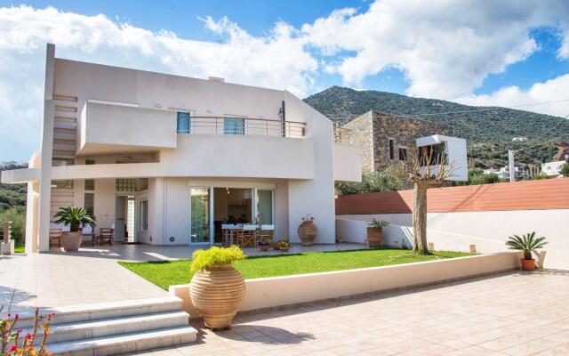 Beautiful Villa near Sea in Agios Nikolas