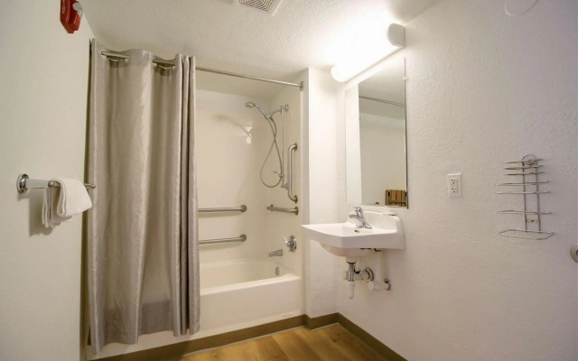 Motel 6 Lantana, FL
