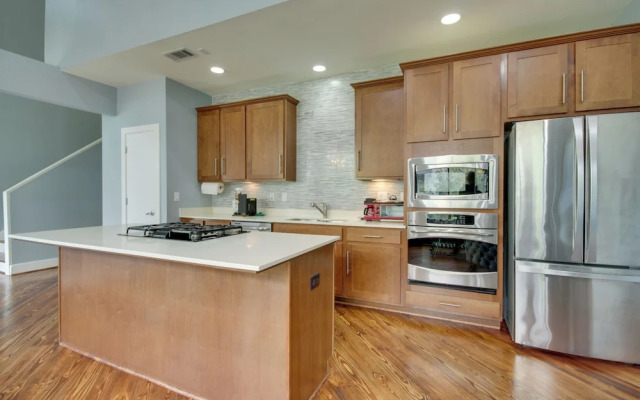 Spacious Eado Getaway < 1 Mi to Toyota Center!