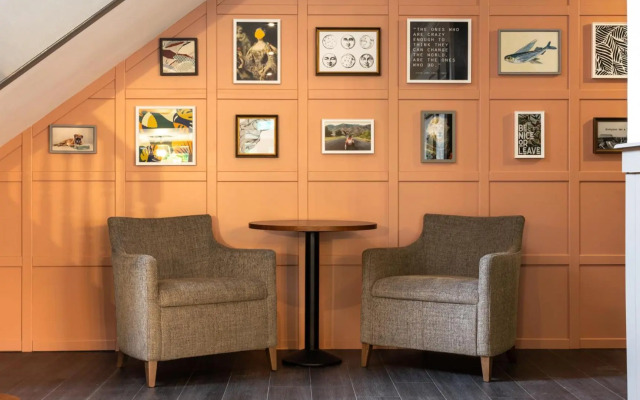 Almondsbury Inn & Lounge