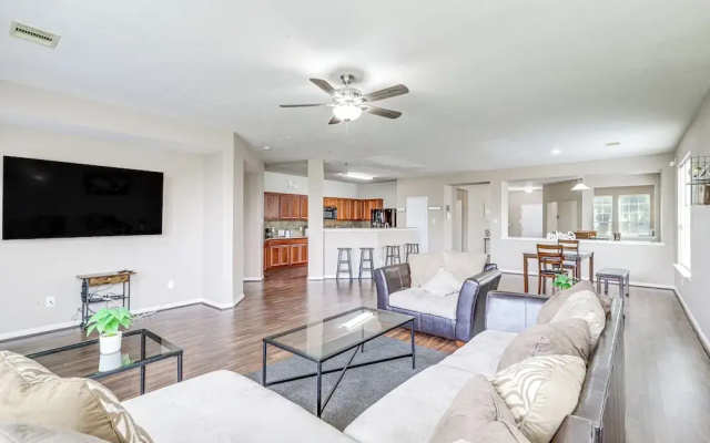 Spacious Houston Home w/ Pool Access, Fenced Yard!