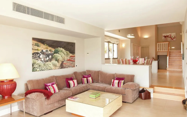 Vibrant Villa in San Bartolomé de Tirajana With Swimming Pool