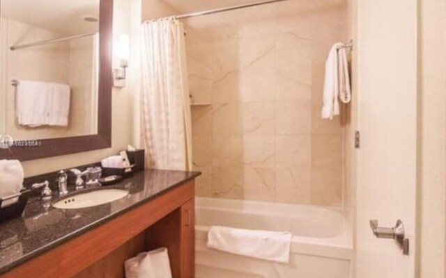 Fabulous Waterfront 2BR 2BA Trump Tower Apartment 6 Guests